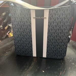 Not for sale @Emily_mehalko
Michael Kors Navy & White crossbody